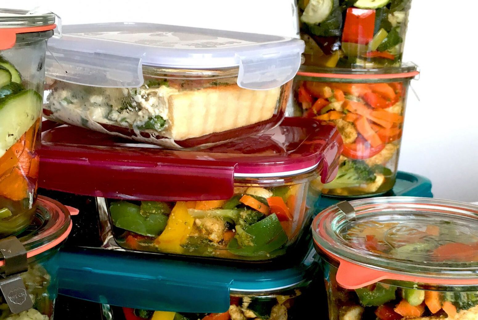 Mealprepp_01 Mehrere mit Mahlzeiten gefüllte Gläser