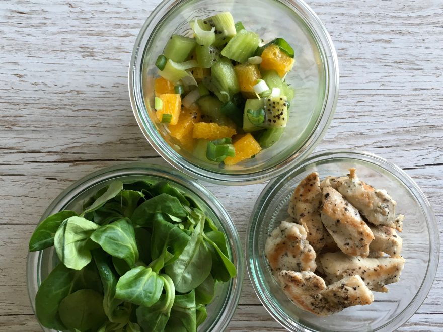Kiwi-Orangen-Salat mit Hähnchen ein Salat wie ein Kurzurlaub mealpreperia.com