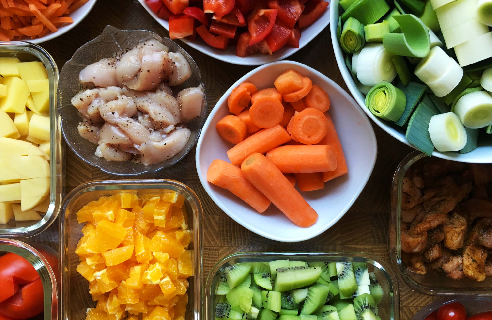Geschnittenes Obst, Gemüse und Fleisch
