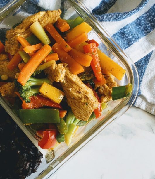 Schawarma Hähnchen auf Gemüse mit schwarzem Reis im Behälter mealpreperia.com