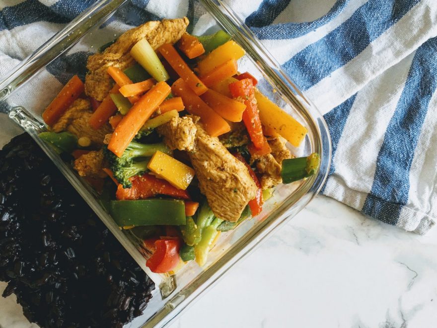 Schawarma Hähnchen auf Gemüse mit schwarzem Reis im Behälter mealpreperia.com