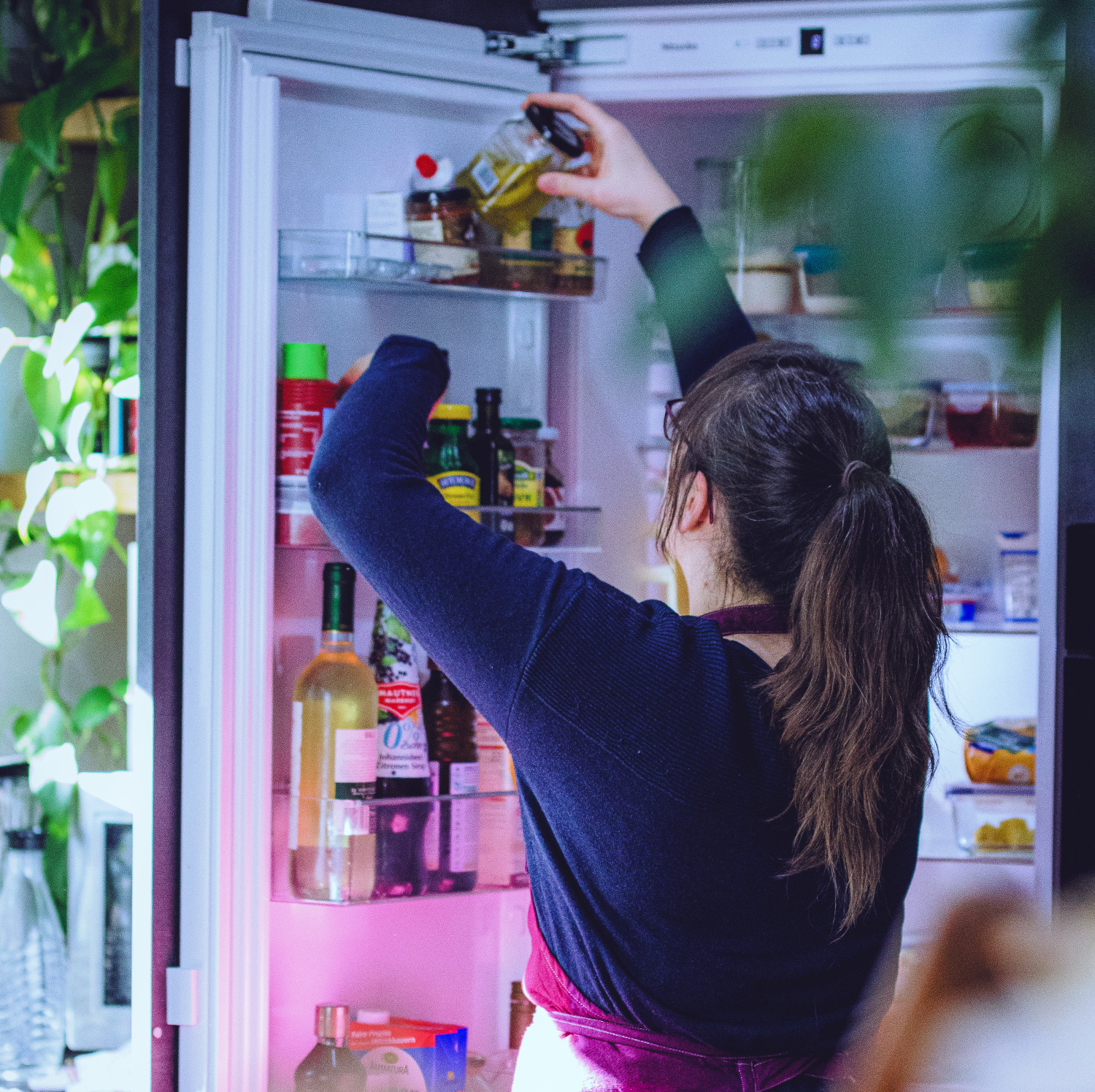 Janine an Kühlschrank
